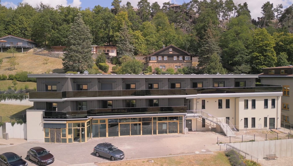 Das neue Hauptgeb&auml;ude Haus Emmaus des Bibelheims Blankenburg von au&szlig;en, dreigeschossig mit Holzfassade, Balkonen und verglastem Speiseraum im Erdgeschoss